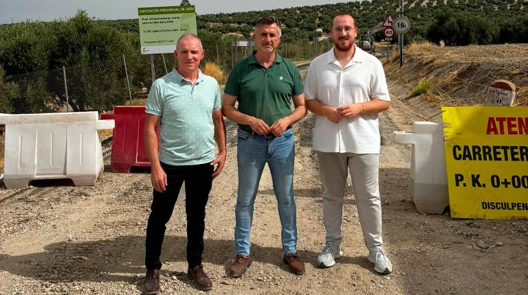 <i>El diputado de Infraestructuras Municipales, José Luis Agea, junto a los alcaldes Gonzalo Rus, y Melchor Villalba. / Diputación de Jaén.</i>