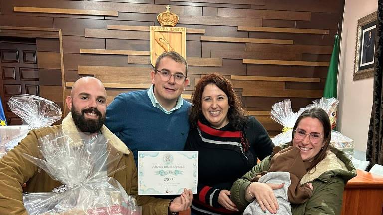 Rus entrega las cestas y los cheques bebé