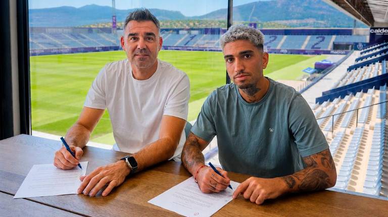 <i>Fran Anera y Óscar Lozano, en la firma del contrato. / Real Jaén.</i>
