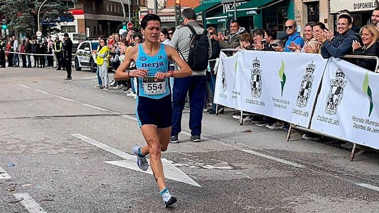 Miguel Ángel Carrillo y Lola Chiclana triunfan en la Carrera por la Paz y la Integración
