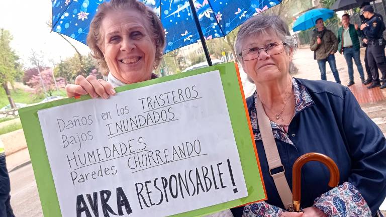 El Valle protesta por las filtraciones en el Paseo Virgen del Rocío