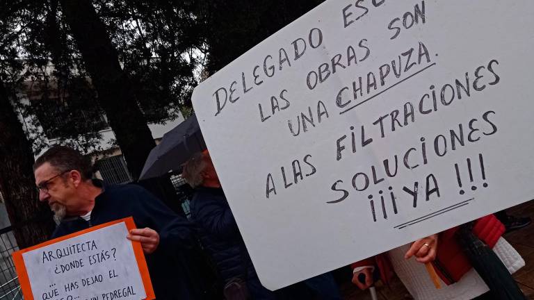 El Valle protesta por las filtraciones en el Paseo Virgen del Rocío