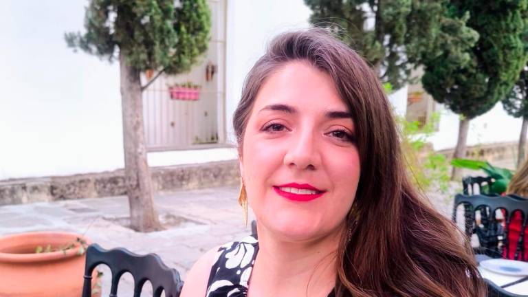 María del Pilar Galiano es distinguida por el poemario: “No pienses en un oso blanco”