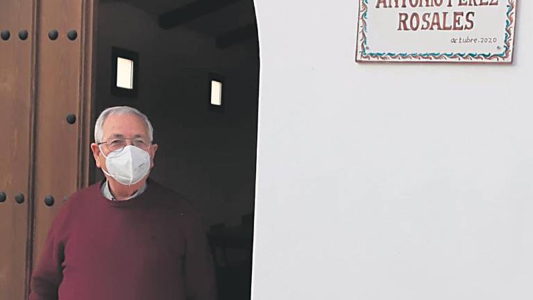 Charilla dedica el salón de la parroquia a Antonio Pérez
