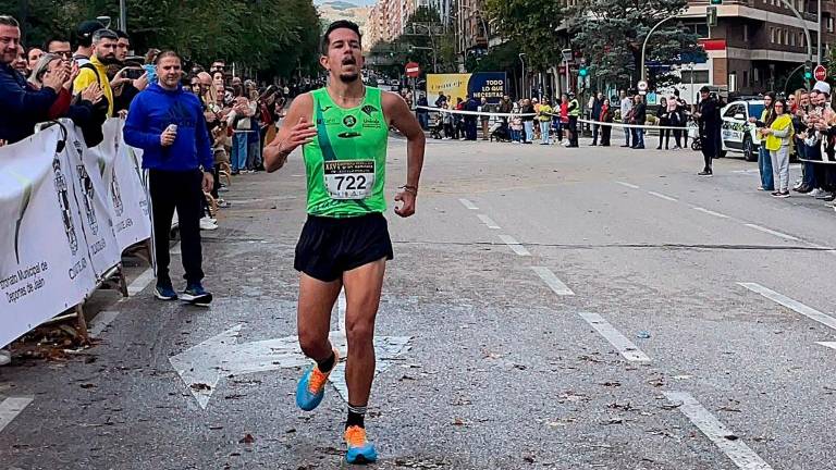 Miguel Ángel Carrillo y Lola Chiclana triunfan en la Carrera por la Paz y la Integración