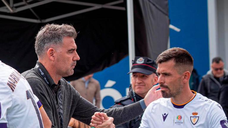 <i>Fran Anera saluda a Adri Paz en el encuentro ante el Deportivo Alavés B. / Miranda López / Real Jaén.</i>