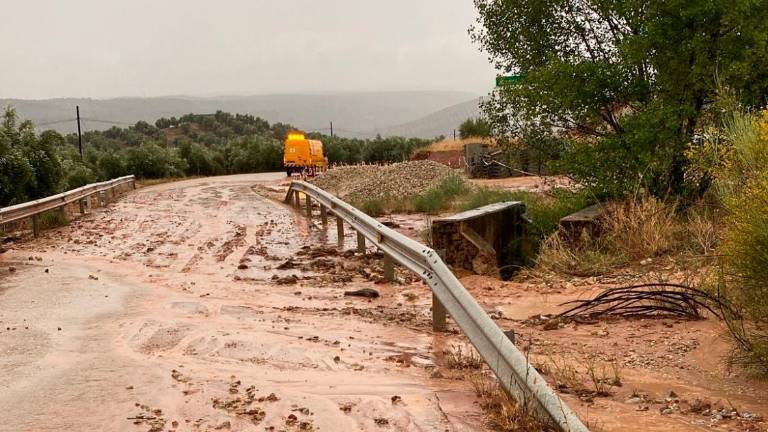 La A-6204 esta tarde, anegada de agua, barro y piedras.