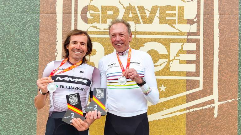 Manuel Beltrán y Mario Fernández exhiben las medallas de plata conseguidas.