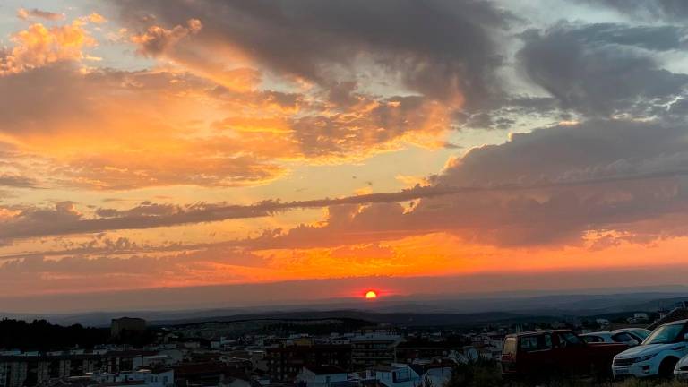 Imagen de archivo del cielo con nubes en Martos, durante una puesta de sol.