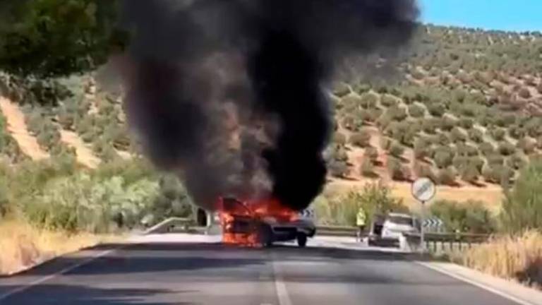 Accidente, con fuego y tres vehículos implicados, en Navas de San Juan