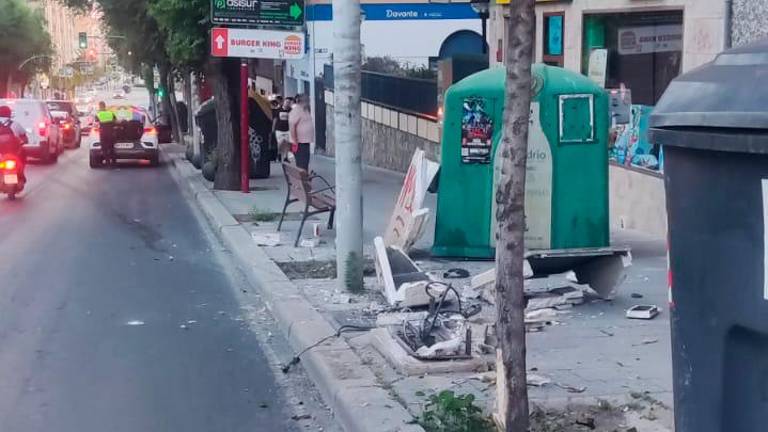 Un conductor empotra su coche en la Avenida de Madrid al triplicar la tasa de alcohol