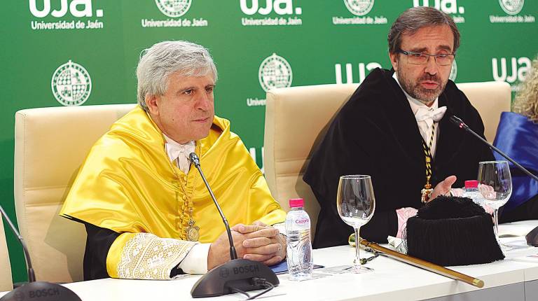 <i>José López Barneo y el entonces rector de la UJA, Juan Gómez.</i>