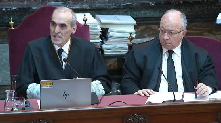 <i>El jefe de la Fiscalía Anticorrupción, Alejandro Luzón, y el abogado del PP, Alberto Durán, en el juicio del Tribunal Supremo. Archivo. / Europa Press.</i>