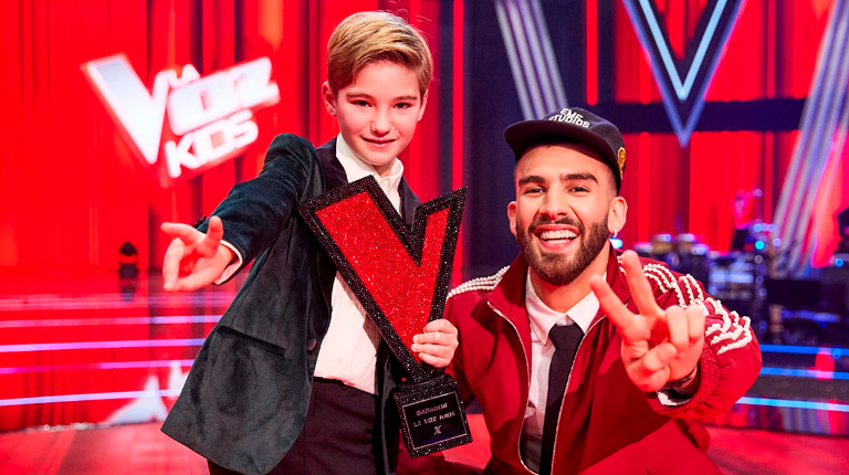 <i>El pequeño Lucas Paulano y el cantante Manuel Turizo. / Antena 3.</i>