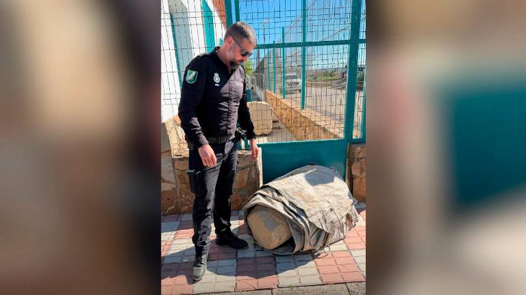 La Policía, junto al miliario sustraído. / Junta de Andalucía.