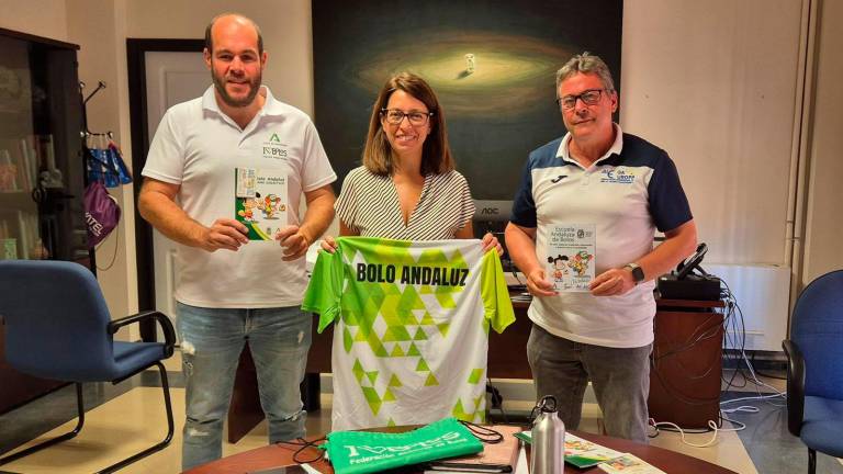 De izquierda a derecha, Manuel Mozas, director deportivo de la FAB, África Colomo y José Miguel Nieto.