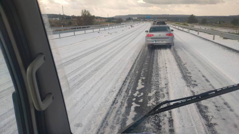 El granizo pinta de blanco las calles de Úbeda en tan solo 10 minutos