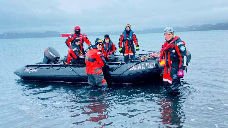 Investigadores de la UJA, con otros investigadores, en la Antártida. / Universidad de Jaén. 