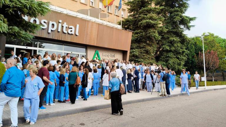 Los sanitarios del Hospital San Agustín condenan la agresión a una compañera