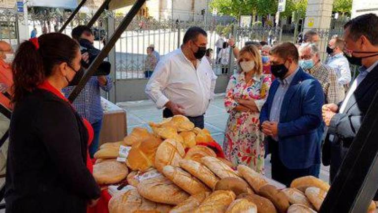 La Diputación apoya la industria del pan jiennense con una muestra en la lonja del Palacio Provincial
