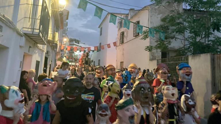 Noche colorida para celebrar el inicio de las fiestas patronales en Carchelejo