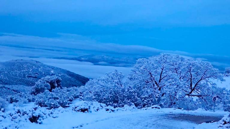 Las sierras de Jaén se pintan de blanco a las puertas de la primavera