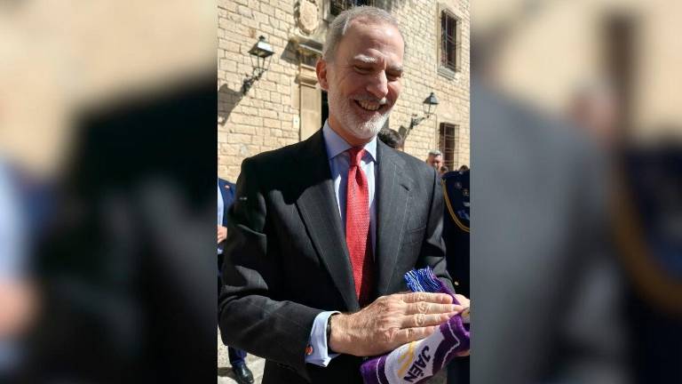 Un aficionado del Real Jaén regala a Felipe VI una bufanda y un carné en los Baños Árabes