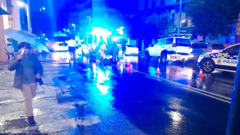 Los servicios sanitarios atienden a la persona herida tras el accidente ocurrido en la Avenida de Madrid, en Jaén. / Diario JAÉN.