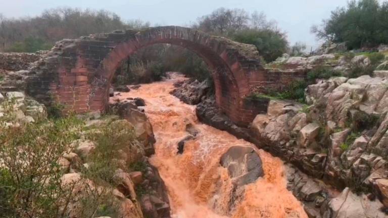 Vean cómo el río Guarrizas se abre paso con fiereza en El Piélago