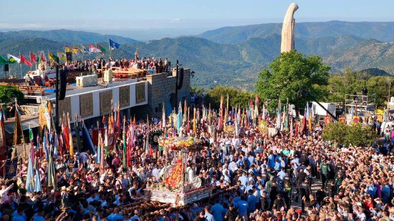 La Virgen de la Cabeza se reencuentra con su pueblo en una espectacular salida del Santuario