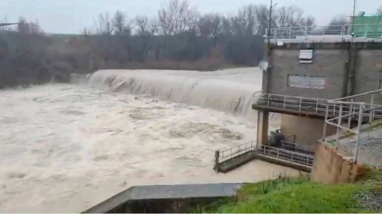 El Guadalquivir amenaza al Puente del Obispo