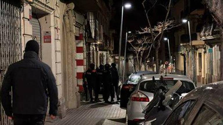 El operativo policial contra el tráfico internacional de armas y drogas en Barcelona se extiende a Sevilla y Málaga