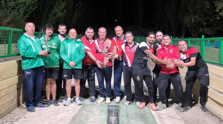 <i>Podio de los tres primeros clasificados de la Liga Nacional de bolo andaluz masculina, disputada en Cazorla.</i>