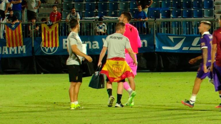 <i>Alberto Fresno abandona el campo con la bandera de España y al lado Santi López, Salvi Carrasco y Adri Paz. / BTV Esports. </i>