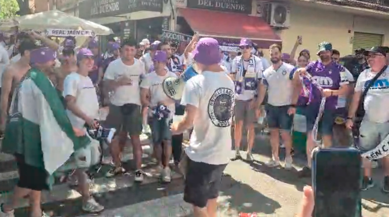 <i>Parte de la afición del Real Jaén anima al equipo en Palma de Mallorca.</i>