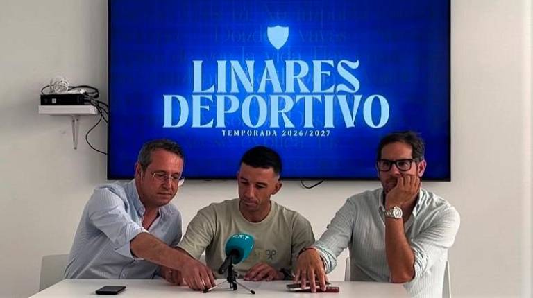 <i>Javier Vallejo, Hugo Diaz y Carlos Hita, en la sede del Linares Deportivo. / Antonio del Arco.</i>