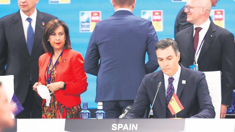 Pedro Sánchez, y Margarita Robles, enla cumbre de la OTAN de este año. / Europa Press.
