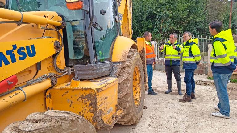 Julio Millán y Javier Padorno visitan los trabajos de limpieza en Puente de la Sierra. / Ayuntamiento de Jaén.