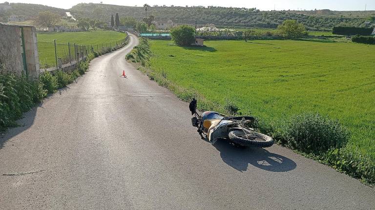 <i>La moto y el lugar donde se produjo el siniestro. / J. R. Hinojosa.</i>