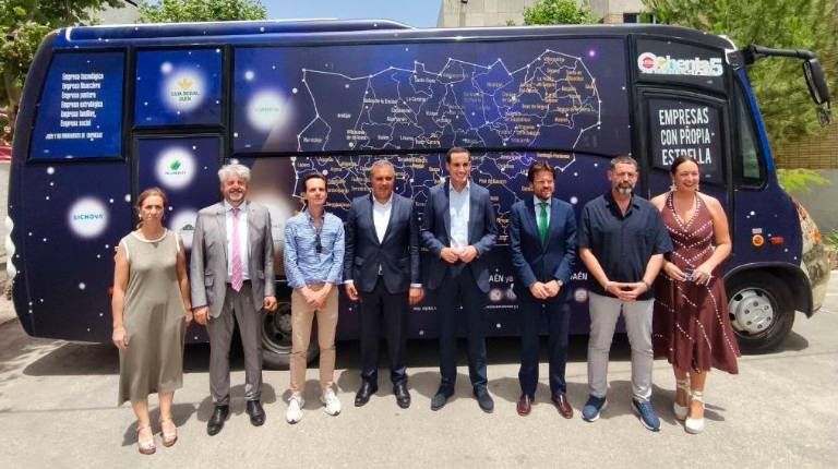 <i>Manuela Rosa, Juan Espejo, Cristóbal Bueno, Eleuterio Muñoz, Juan Latorre, Álvaro Martínez, Andrés Rodríguez y Ana María Gómez posan con el autobús de la iniciativa Empresas con estrellas / Agustín Muñoz / Diario JAÉN.</i>