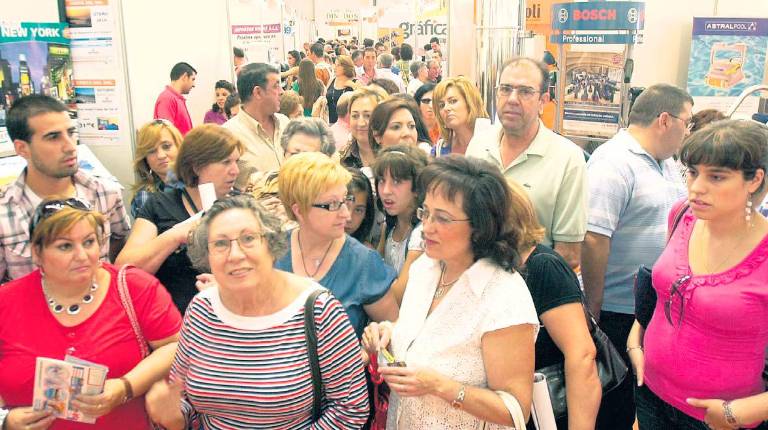 <i>Algunos de los visitantes a la Feria Multisectorial de Torredonjimeno. / Archivo histórico de Diario JAÉN.</i>