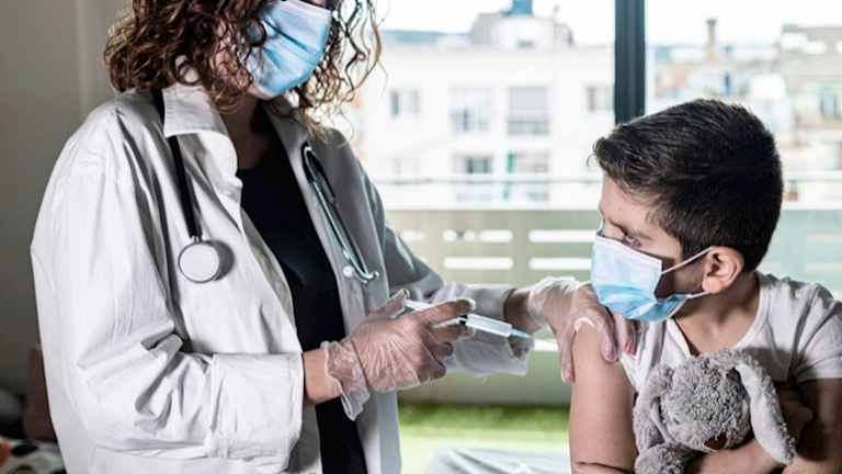 Experta cree que la vacuna podría llegar en otoño: Nunca se ha dado en ciencia tanta gente luchando por un mismo fin