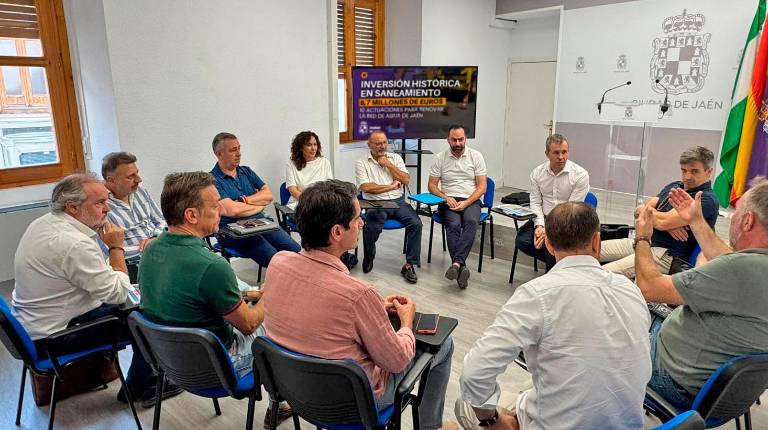 <i>El alcalde Julio Millán junto a los concejales Francisco Lechuga y Javier Padorno en la reunión con los representantes de los comerciantes y de vecinos. / Ayuntamiento de Jaén.</i>