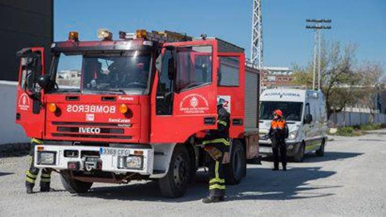 Cuarenta desalojados en un bloque de Adra por el incendio de un patio