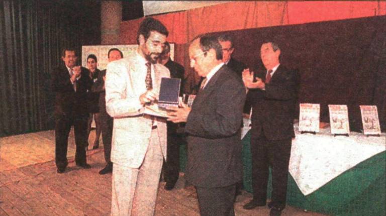 <i>Entrega a Esteban Ramírez de la insignia de oro de la Diputación Provincial.</i>