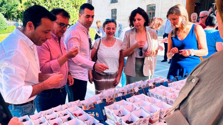 <i>Degustación de cerezas en la lonja del Palacio Provincial. / Diputación de Jaén.</i>