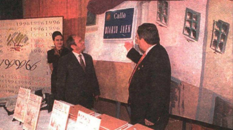 <i>Entrega al presidente de DIARIO JAÉN S. A., Esteban Ramírez, de la placa de la calle que lleva el nombre del Diario concedida por el Ayuntamiento de Jaén.</i>