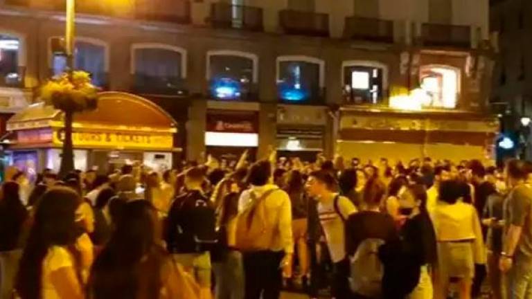 Miles de personas celebran en Madrid la primera noche sin estado de alarma