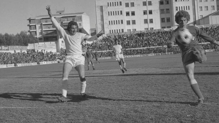 <i>Fernando Monterde, en una jugada en el Estadio de La Victoria durante su etapa en el Real Jaén.</i>