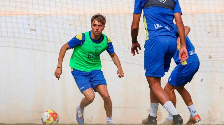 <i>El nuevo fichaje del Linares Deportivo, Javi Sola, en un entrenamiento con la UD Melilla. / UD Melilla. </i>
